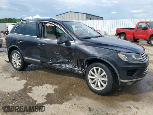 2016 Volkswagen Touareg Sport z VIN WVGEF9BP3GD008823, wystawiony jako Copart lot #56838985 z przebiegiem 49 612 mil mil oraz Nie do naprawy • Non repairable. Historia ofert i sprzedaży dostępna na DreamBid. Obrazek 4.