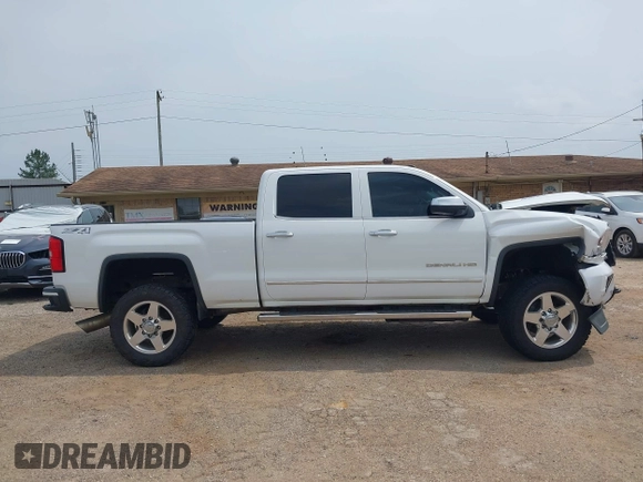 2015 GMC Sierra 2500HD Denali z VIN 1GT120E89FF190917, wystawiony jako IAAI lot #42271537 z przebiegiem 149 307 mil mil oraz . Historia ofert i sprzedaży dostępna na DreamBid. Obrazek 14.