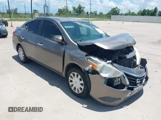2016 Nissan Versa SV z VIN 3N1CN7AP2GL855060, wystawiony jako IAAI lot #42436960 z przebiegiem 120 271 mil mil oraz . Historia ofert i sprzedaży dostępna na DreamBid. Obrazek 1.