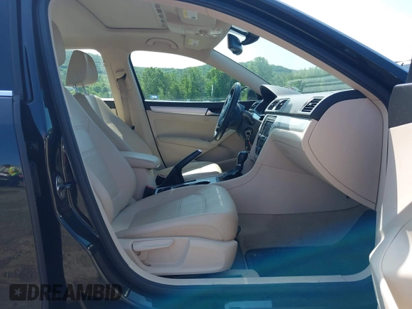 2013 Volkswagen Passat SE z VIN 1VWBP7A37DC080758, wystawiony jako IAAI lot #42409757 z przebiegiem 122 052 mil mil oraz . Historia ofert i sprzedaży dostępna na DreamBid. Obrazek 5.