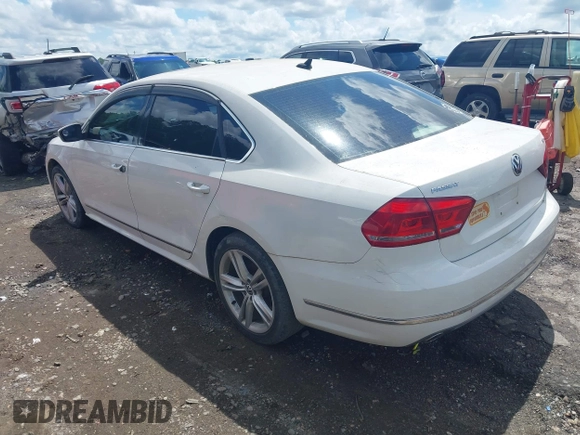 2014 Volkswagen Passat SEL Premium z VIN 1VWCN7A38EC069585, wystawiony jako IAAI lot #42236658 z przebiegiem 62 861 mil mil oraz . Historia ofert i sprzedaży dostępna na DreamBid. Obrazek 3.