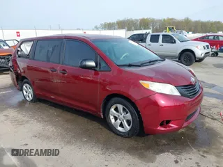 2013 Toyota Sienna L z VIN 5TDZK3DC1DS325363, wystawiony jako IAAI lot #42049939 z przebiegiem 209 312 mil mil oraz . Historia ofert i sprzedaży dostępna na DreamBid. Obrazek 1.