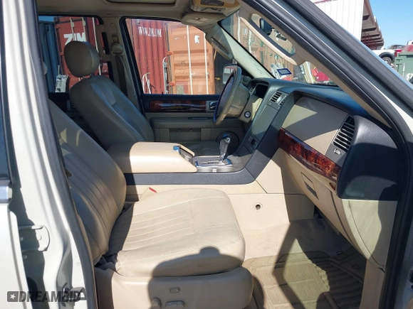 2006 Lincoln Navigator Luxury with VIN 5LMFU27566LJ23992, listed as a IAAI auction lot 41724936 with 189,727 mi miles. Bid and sale history available at carsss.com. Image 5.