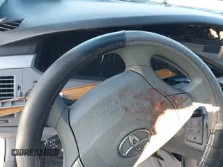 2005 Toyota Avalon XL z VIN 4T1BK36B75U058972, wystawiony jako IAAI lot #41401301 z przebiegiem 155 490 mil mil oraz . Historia ofert i sprzedaży dostępna na DreamBid. Obrazek 14.