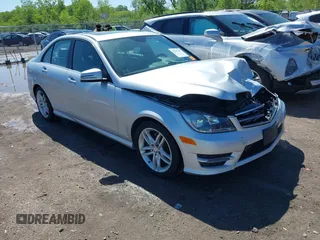 2014 Mercedes-Benz C 300 Sport z VIN WDDGF8AB7EA959799, wystawiony jako IAAI lot #42257290 z przebiegiem 38 797 mil mil oraz . Historia ofert i sprzedaży dostępna na DreamBid. Obrazek 1.