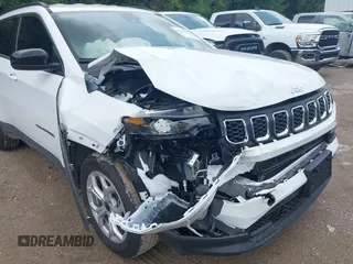 2025 Jeep Compass Latitude с VIN 3C4NJDBN5ST597722, выставлен на аукционе IAAI как лот 42499155 с пробегом 1 663 миль миль и . История ставок и продаж доступна на DreamBid. Изображение 6.