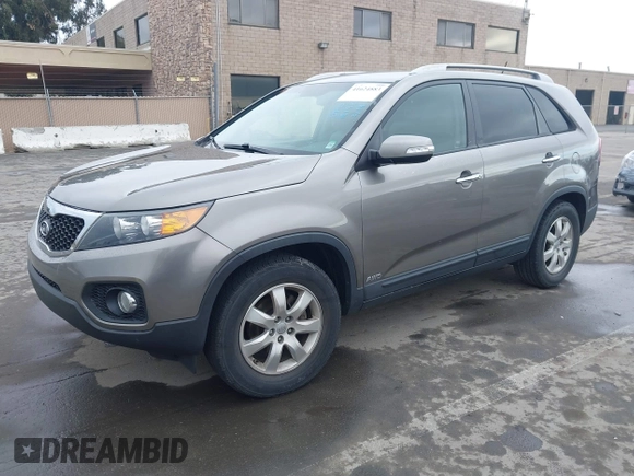 2013 Kia Sorento LX with VIN 5XYKTCA62DG313524, listed as a IAAI auction lot 41624883 with 70,777 mi miles. Bid and sale history available at carsss.com. Image 17.