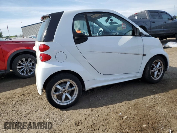 2015 Smart fortwo Passion z VIN WMEEJ3BA8FK800733, wystawiony jako Copart lot #57268944 z przebiegiem Nie podano mil oraz Szkoda całkowita • Salvage title. Historia ofert i sprzedaży dostępna na DreamBid. Obrazek 3.