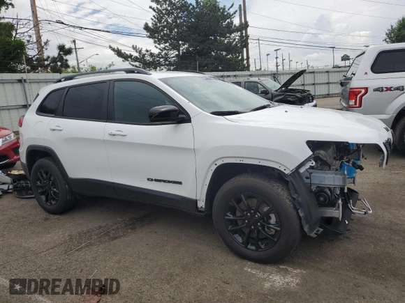 2023 Jeep Cherokee Altitude Lux z VIN 1C4PJMMB5PD107823, wystawiony jako Copart lot #57034345 z przebiegiem 4 578 mil mil oraz Szkoda całkowita • Salvage title. Historia ofert i sprzedaży dostępna na DreamBid. Obrazek 4.