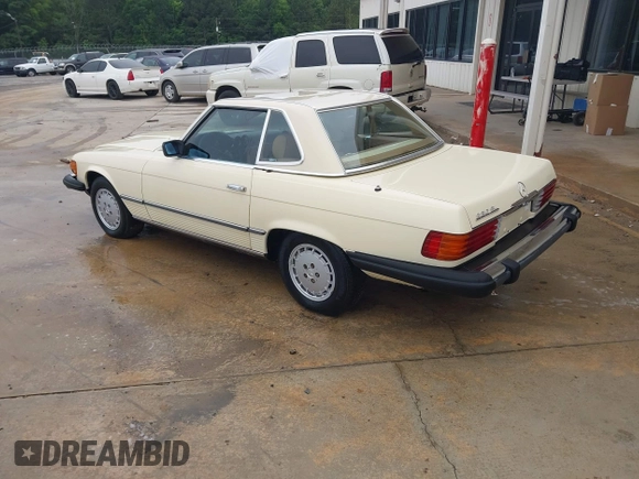 1983 Mercedes-Benz 380 SL z VIN WDBBA45A3DB021934, wystawiony jako IAAI lot #42355288 z przebiegiem 10 887 mil mil oraz . Historia ofert i sprzedaży dostępna na DreamBid. Obrazek 3.