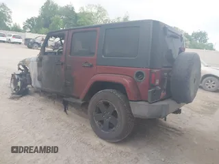 2008 Jeep Wrangler Unlimited Sahara z VIN 1J4GA59188L595981, wystawiony jako IAAI lot #42428134 z przebiegiem Nie podano mil oraz . Historia ofert i sprzedaży dostępna na DreamBid. Obrazek 3.