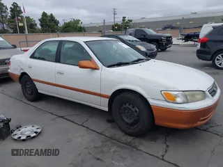 2001 Toyota Camry CE z VIN 4T1BG22K21U763559, wystawiony jako IAAI lot #42478420 z przebiegiem 181 169 mil mil oraz . Historia ofert i sprzedaży dostępna na DreamBid. Obrazek 1.