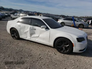 2020 Chrysler 300 S z VIN 2C3CCABG9LH189580, wystawiony jako Copart lot #49543645 z przebiegiem 76 980 mil mil oraz Szkoda całkowita • Salvage title. Historia ofert i sprzedaży dostępna na DreamBid. Obrazek 4.