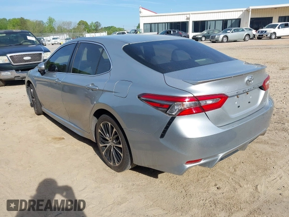 2018 Toyota Camry LE z VIN JTNB11HK7J3045966, wystawiony jako IAAI lot #42069246 z przebiegiem 138 960 mil mil oraz . Historia ofert i sprzedaży dostępna na DreamBid. Obrazek 3.