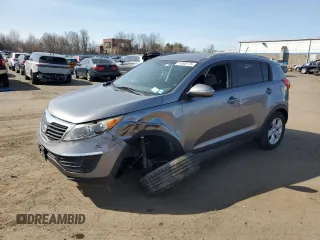 2012 Kia Sportage LX z VIN KNDPB3A20C7239845, wystawiony jako Copart lot #60539165 z przebiegiem 83 002 mil mil oraz Nie do naprawy • Non repairable. Historia ofert i sprzedaży dostępna na DreamBid. Obrazek 1.