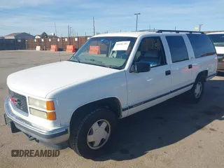 1999 GMC Suburban with VIN 3GKFK16R5XG547226, listed as a IAAI auction lot 41692781 with 189,820 mi miles. Bid and sale history available at carsss.com. Image 2.
