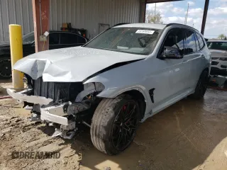 2022 BMW X3 M z VIN 5YM13EC0XN9M66145, wystawiony jako Copart lot #39769893 z przebiegiem 1682 mil mil oraz . Historia ofert i sprzedaży dostępna na DreamBid. Obrazek 1.