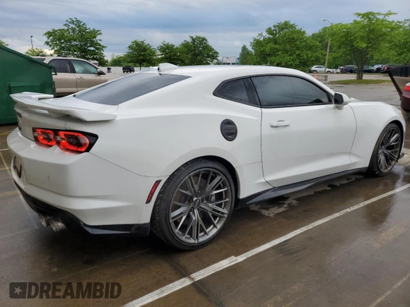 2023 Chevrolet Camaro ZL1 z VIN 1G1FK1R64P0104947, wystawiony jako Copart lot #56560435 z przebiegiem 17 503 mil mil oraz Szkody całkowita. Historia ofert i sprzedaży dostępna na DreamBid. Obrazek 3.
