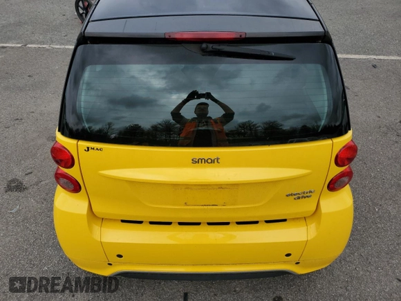 2015 Smart fortwo Passion with VIN WMEEJ9AA5FK831751, listed as a Copart auction lot 58025575 with 55,512 mi miles and Salvage title. Bid and sale history available at DreamBid. Image 10.