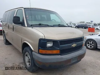 2008 Chevrolet Express Passenger z VIN 1GAGG25K281202014, wystawiony jako IAAI lot #41874970 z przebiegiem 235 664 mil mil oraz . Historia ofert i sprzedaży dostępna na DreamBid. Obrazek 1.