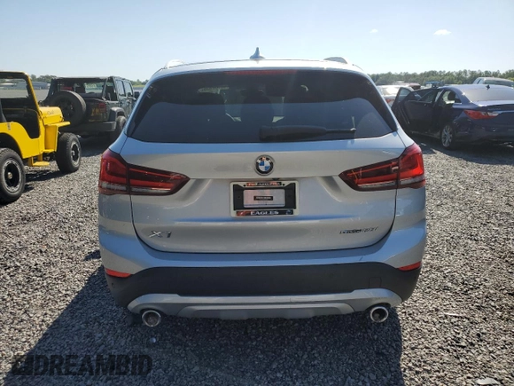 2021 BMW X1 sDrive28i z VIN WBXJG7C06M5U15436, wystawiony jako Copart lot #52382635 z przebiegiem 57 917 mil mil oraz Szkody całkowita. Historia ofert i sprzedaży dostępna na DreamBid. Obrazek 6.