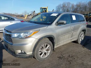 2015 Toyota Highlander LE with VIN 5TDBKRFH7FS200755, listed as a IAAI auction lot 41758609 with 139,267 mi miles. Bid and sale history available at carsss.com. Image 2.