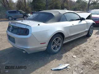 2013 Ford Mustang V6 z VIN 1ZVBP8EM9D5236439, wystawiony jako IAAI lot #41332666 z przebiegiem 156 371 mil mil oraz . Historia ofert i sprzedaży dostępna na DreamBid. Obrazek 4.