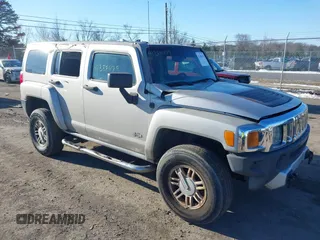 2008 Hummer H3 SUV with VIN 5GTEN13E088183099, listed as a IAAI auction lot 41388479 with 187,115 mi miles. Bid and sale history available at carsss.com. Image 1.