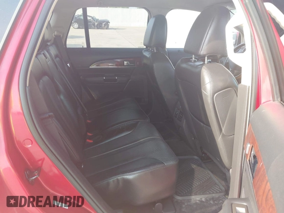 2011 Lincoln MKX z VIN 2LMDJ6JKXBBJ00173, wystawiony jako IAAI lot #42303362 z przebiegiem 156 965 mil mil oraz . Historia ofert i sprzedaży dostępna na DreamBid. Obrazek 8.