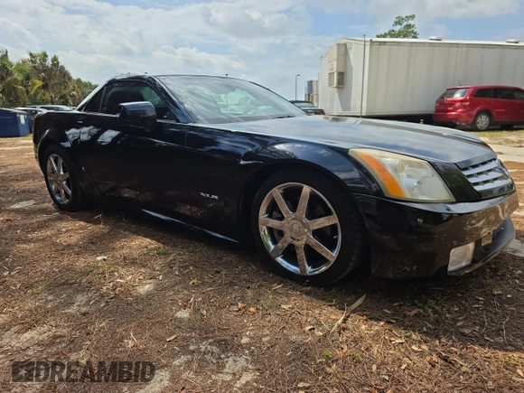 2008 Cadillac XLR z VIN 1G6YV36A885600899, wystawiony jako Copart lot #48151105 z przebiegiem 80 905 mil mil oraz Czysty tytuł • Clean title. Historia ofert i sprzedaży dostępna na DreamBid. Obrazek 1.