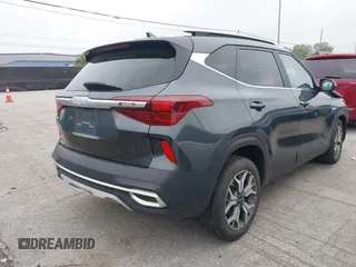 2022 Kia Seltos EX z VIN KNDERCAA3N7237293, wystawiony jako IAAI lot #42363349 z przebiegiem 45 857 mil mil oraz . Historia ofert i sprzedaży dostępna na DreamBid. Obrazek 4.