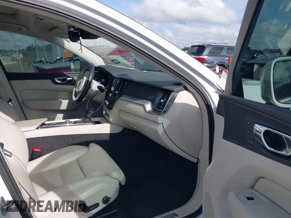 2019 Volvo XC60 Momentum with VIN LYV102RK4KB308332, listed as a IAAI auction lot 42382924 with 42,430 mi miles and . Bid and sale history available at DreamBid. Image 5.