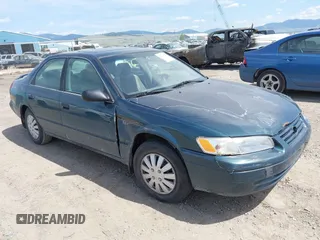 1998 Toyota Camry LE z VIN 4T1BG22KXWU363210, wystawiony jako IAAI lot #42228383 z przebiegiem 232 933 mil mil oraz . Historia ofert i sprzedaży dostępna na DreamBid. Obrazek 1.