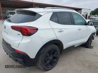 2024 Buick Encore GX Sport Touring z VIN KL4AMDSL9RB138008, wystawiony jako IAAI lot #42265467 z przebiegiem 28 000 mil mil oraz . Historia ofert i sprzedaży dostępna na DreamBid. Obrazek 4.