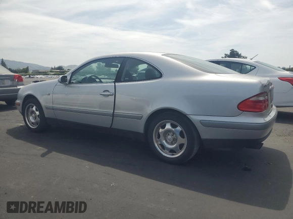 1999 Mercedes-Benz CLK 320/430 z VIN WDBLJ65G5XF100670, wystawiony jako Copart lot #55385595 z przebiegiem 126 985 mil mil oraz Czysty tytuł • Clean title. Historia ofert i sprzedaży dostępna na DreamBid. Obrazek 2.