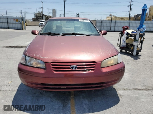1999 Toyota Camry LE z VIN JT2BG22K6X0274398, wystawiony jako Copart lot #57263795 z przebiegiem 202 944 mil mil oraz Szkoda całkowita • Salvage title. Historia ofert i sprzedaży dostępna na DreamBid. Obrazek 5.