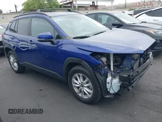 2023 Toyota Corolla Cross LE z VIN 7MUBAABG8PV054648, wystawiony jako IAAI lot #42408527 z przebiegiem 21 340 mil mil oraz . Historia ofert i sprzedaży dostępna na DreamBid. Obrazek 1.