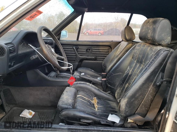 1987 BMW 3 Series z VIN WBABB230XH1941159, wystawiony jako Copart lot #78521344 z przebiegiem 118 692 mil mil oraz Czysty tytuł • Clean title. Historia ofert i sprzedaży dostępna na DreamBid. Obrazek 7.