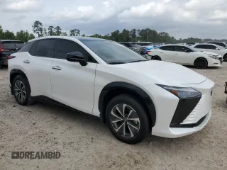 2024 Lexus RZ 300e Premium z VIN JTJABABB1RA007692, wystawiony jako Copart lot #55031875 z przebiegiem 3741 mil mil oraz Szkody całkowita. Historia ofert i sprzedaży dostępna na DreamBid. Obrazek 4.