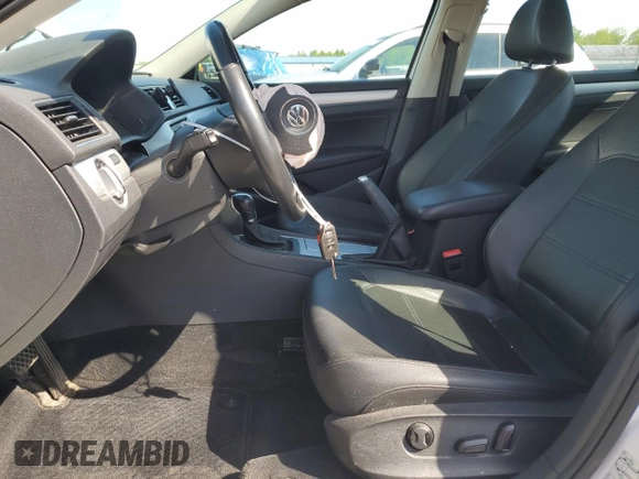 2012 Volkswagen Passat SE с VIN 1VWBP7A31CC084951, выставлен на аукционе Copart как лот 55726145 с пробегом 98 654 миль миль и Списание • Salvage title. История ставок и продаж доступна на DreamBid. Изображение 7.