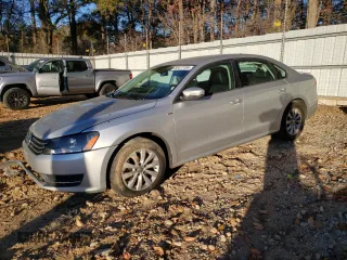 2013 Volkswagen Passat Wolfsburg Edition z VIN 1VWAP7A30DC133893, wystawiony jako Copart lot #82477184 z przebiegiem 136 344 mil mil oraz Szkoda całkowita • Salvage title. Historia ofert i sprzedaży dostępna na DreamBid. Obrazek 1.