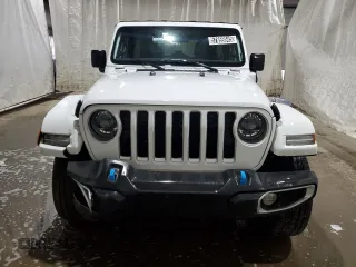 2023 Jeep Wrangler Sahara z VIN 1C4JJXP61PW696072, wystawiony jako Copart lot #57859545 z przebiegiem 42 136 mil mil oraz Czysty tytuł • Clean title. Historia ofert i sprzedaży dostępna na DreamBid. Obrazek 5.