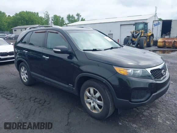 2013 Kia Sorento LX z VIN 5XYKTDA20DG420283, wystawiony jako IAAI lot #42528439 z przebiegiem 140 891 mil mil oraz . Historia ofert i sprzedaży dostępna na DreamBid. Obrazek 1.
