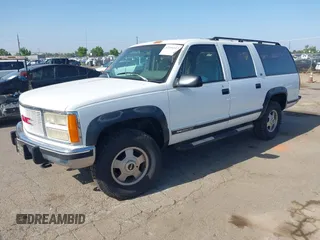 1993 GMC Suburban z VIN 1GKGK26N9PJ724480, wystawiony jako IAAI lot #42356513 z przebiegiem 132 704 mil mil oraz . Historia ofert i sprzedaży dostępna na DreamBid. Obrazek 2.