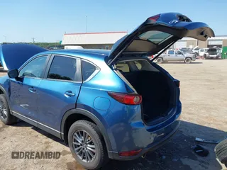 2020 Mazda CX-5 Touring z VIN JM3KFBCM2L0848233, wystawiony jako IAAI lot #42189719 z przebiegiem 80 893 mil mil oraz . Historia ofert i sprzedaży dostępna na DreamBid. Obrazek 3.