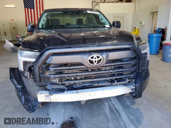 2023 Toyota Tundra SR z VIN 5TFKB5DB8PX113093, wystawiony jako Copart lot #80488324 z przebiegiem 24 200 mil mil oraz Szkoda całkowita • Salvage title. Historia ofert i sprzedaży dostępna na DreamBid. Obrazek 5.