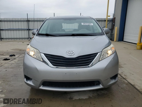 2012 Toyota Sienna LE AAS z VIN 5TDKK3DC0CS222967, wystawiony jako Copart lot #58044405 z przebiegiem 219 970 mil mil oraz Szkoda całkowita • Salvage title. Historia ofert i sprzedaży dostępna na DreamBid. Obrazek 5.