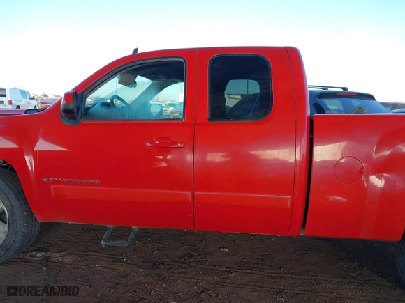 2008 Chevrolet Silverado 1500 LT w/1LT with VIN 1GCEC19018Z241255, listed as a IAAI auction lot 41473656 with 70,034 mi miles. Bid and sale history available at carsss.com. Image 14.