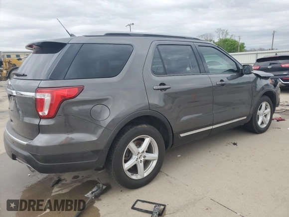 2018 Ford Explorer XLT z VIN 1FM5K7D87JGC32723, wystawiony jako Copart lot #51791465 z przebiegiem 121 053 mil mil oraz Szkoda całkowita • Salvage title. Historia ofert i sprzedaży dostępna na DreamBid. Obrazek 3.