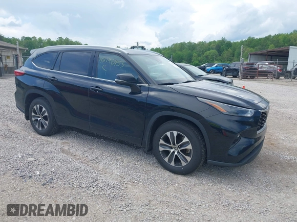 2022 Toyota Highlander XLE z VIN 5TDGZRBH3NS587245, wystawiony jako IAAI lot #42146453 z przebiegiem 74 909 mil mil oraz . Historia ofert i sprzedaży dostępna na DreamBid. Obrazek 1.
